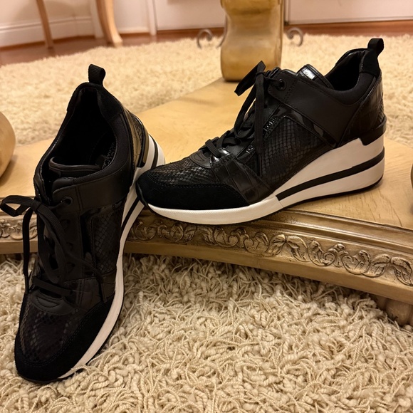 Michael Kors Georgie Trainer Womens Black Embossed Logo Sneaker Size 9.5 - Picture 2 of 11